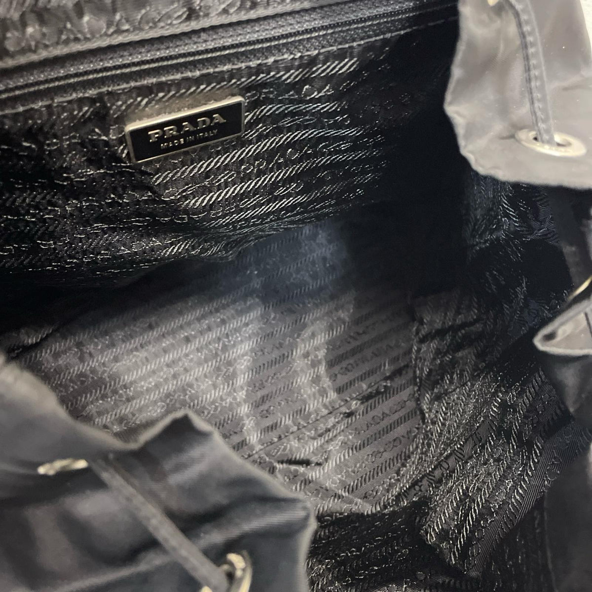 PRADA トライアングルロゴ　ナイロンリュックサック B2811F