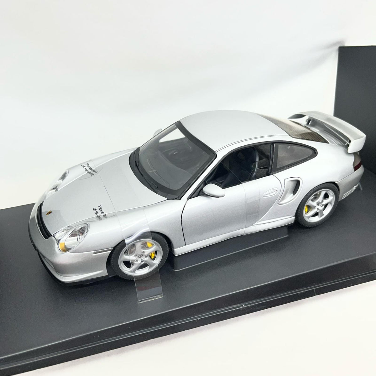 AUTO ART PORSCHE 911 GT2 2002 スケールカー