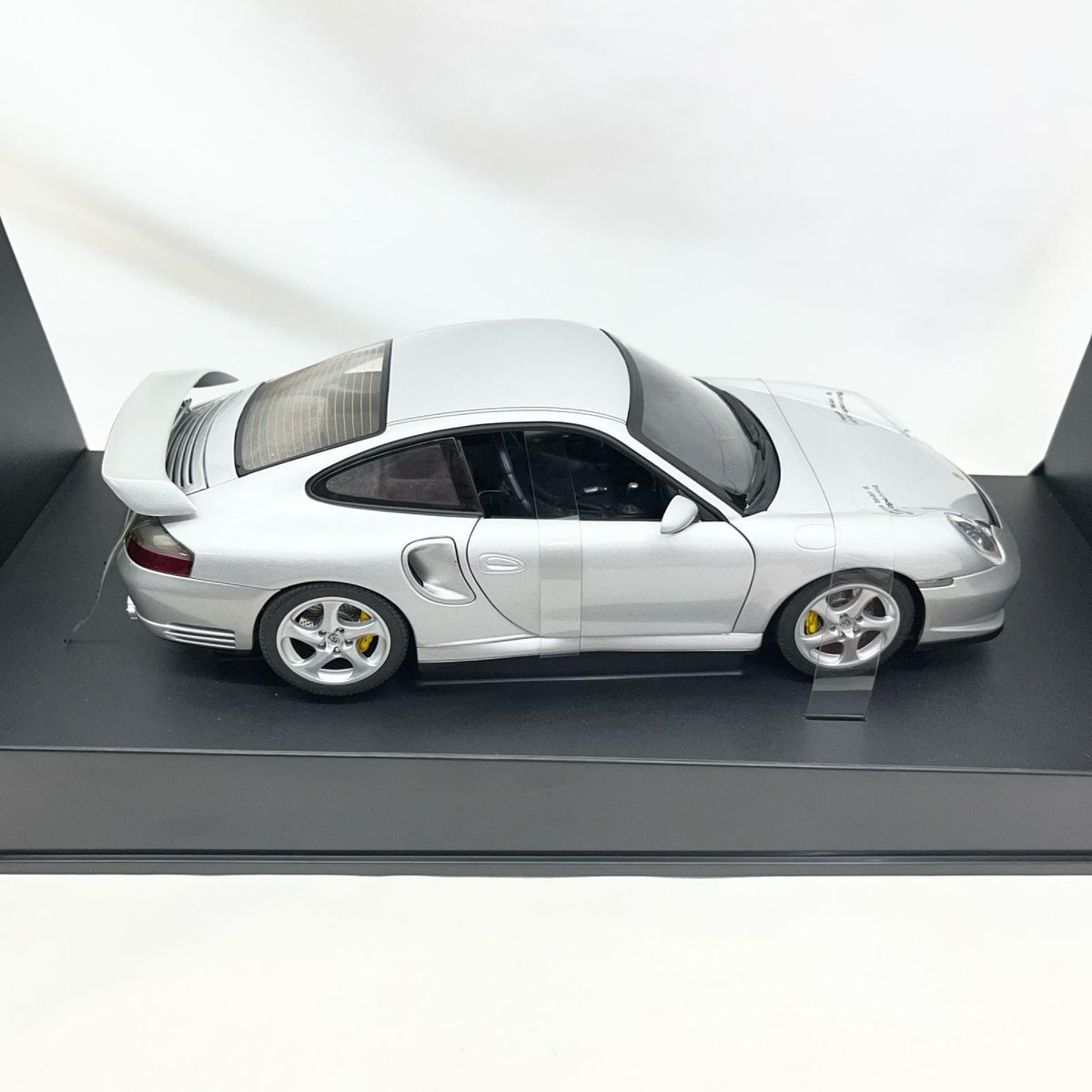 AUTO ART PORSCHE 911 GT2 2002 スケールカー