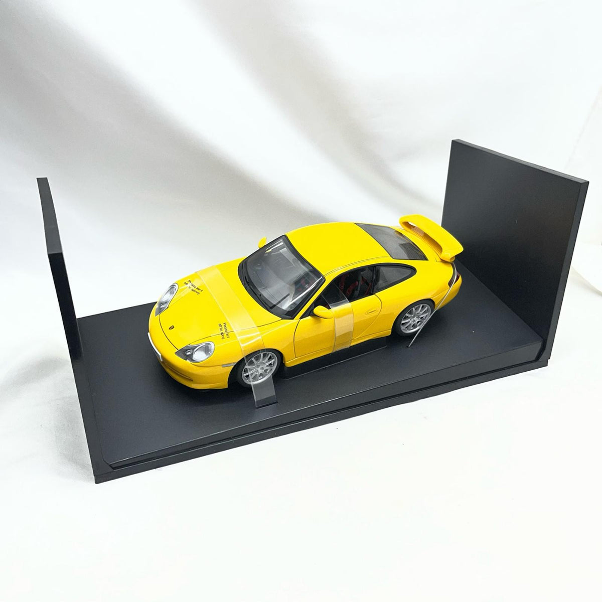 AUTO ART PORSCHE 911 GT2 2002 スケールカー