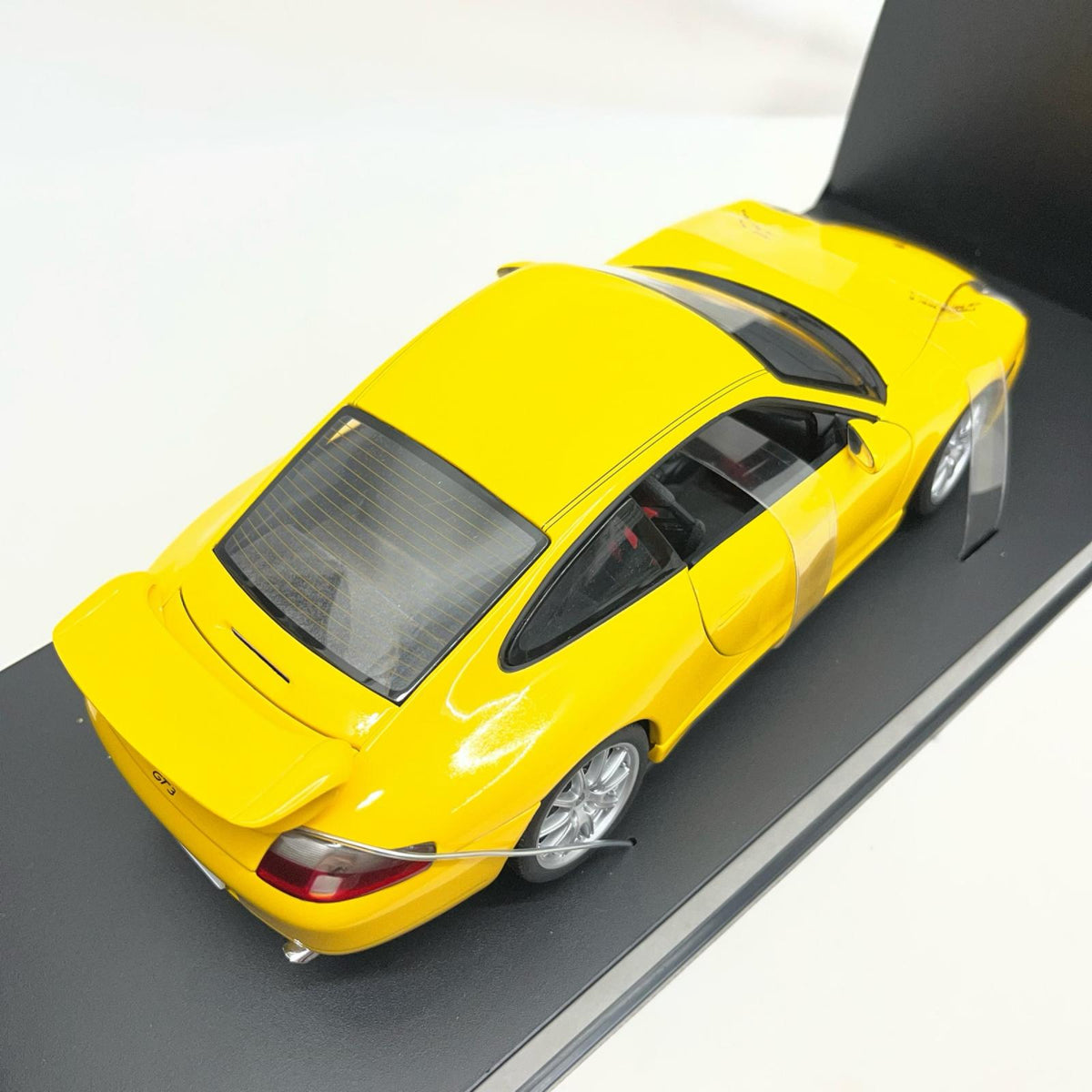 AUTO ART PORSCHE 911 GT2 2002 スケールカー