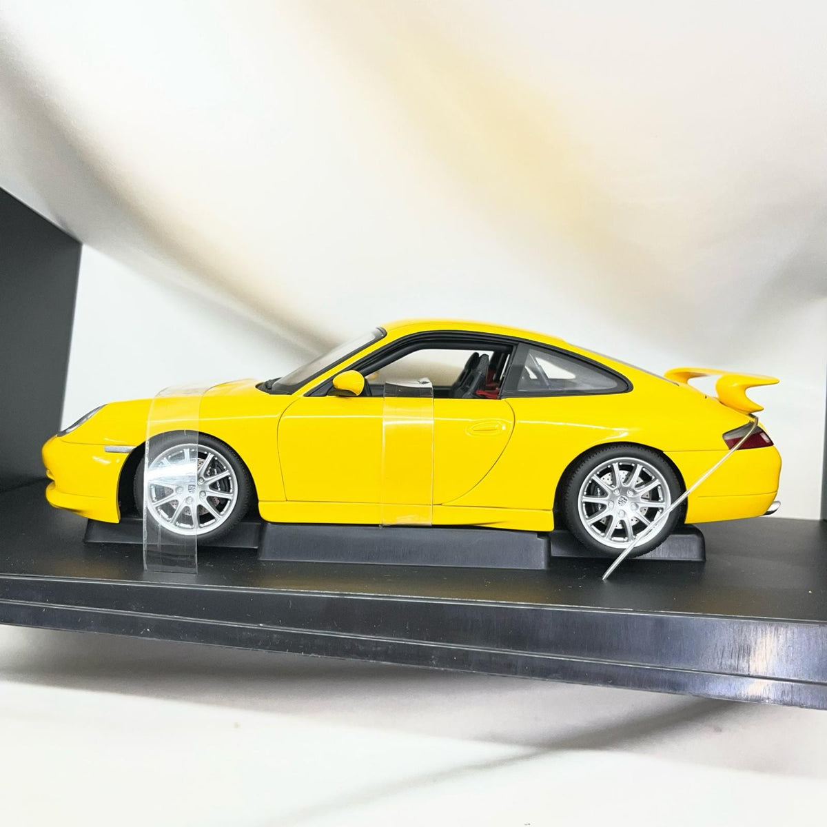 AUTO ART PORSCHE 911 GT2 2002 スケールカー