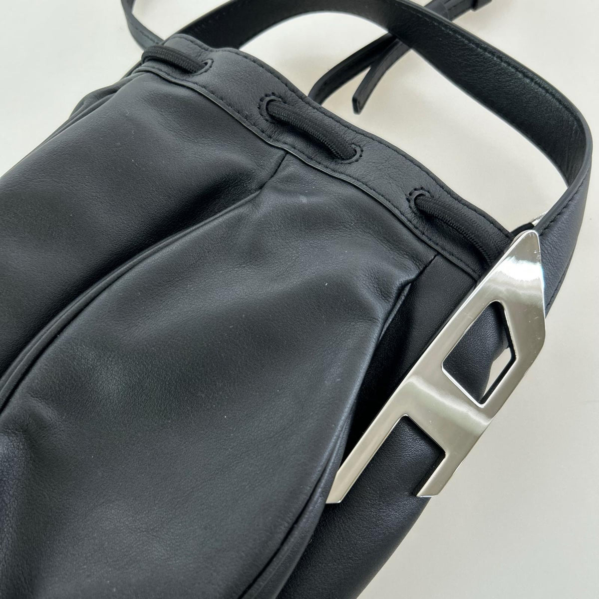 ハンドバッグ Nelli Bucket ブラック