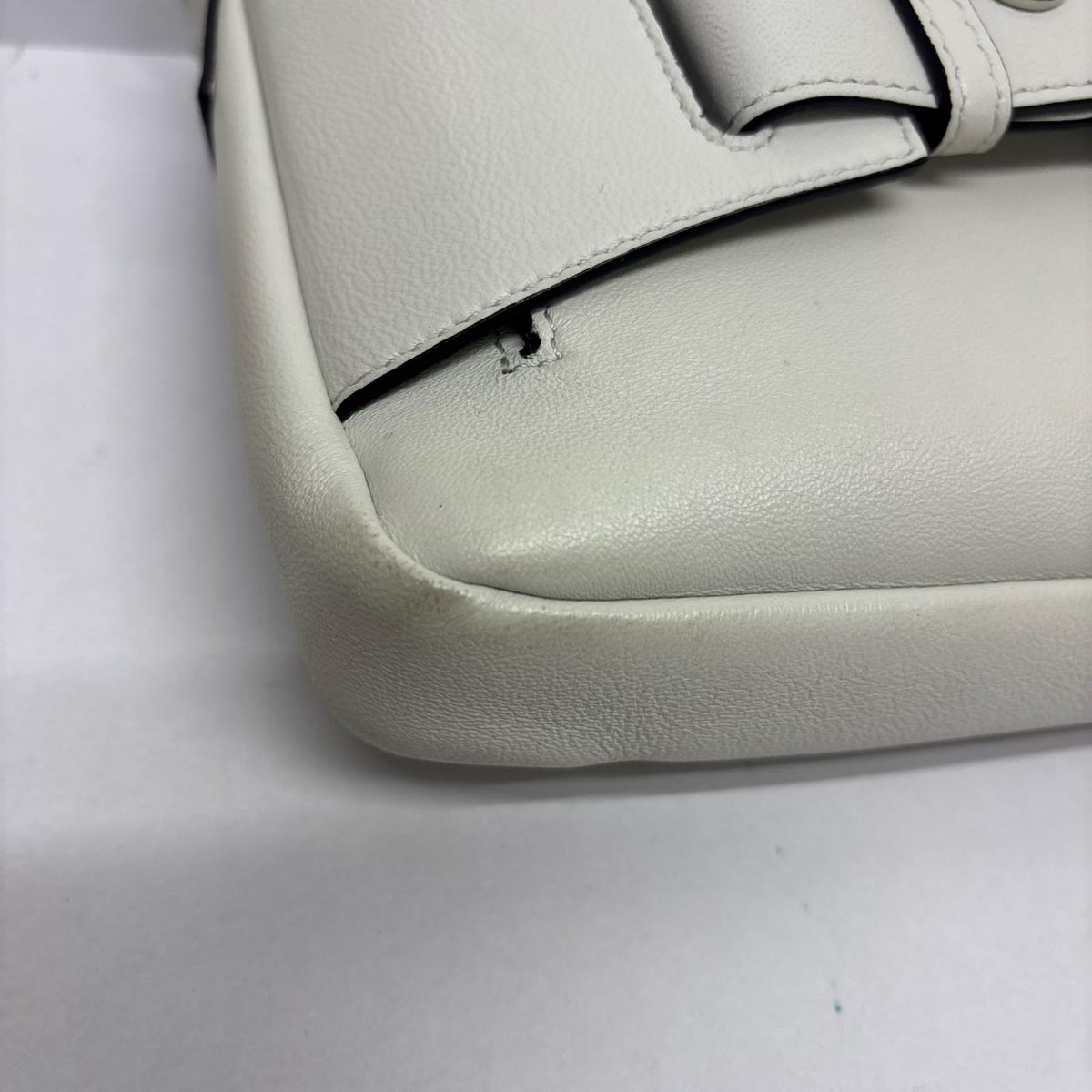 ﾎﾜｲﾄ ｽﾓｰﾙ ﾊﾞｹｯﾄﾊﾞｯｸﾞ 7VA472
