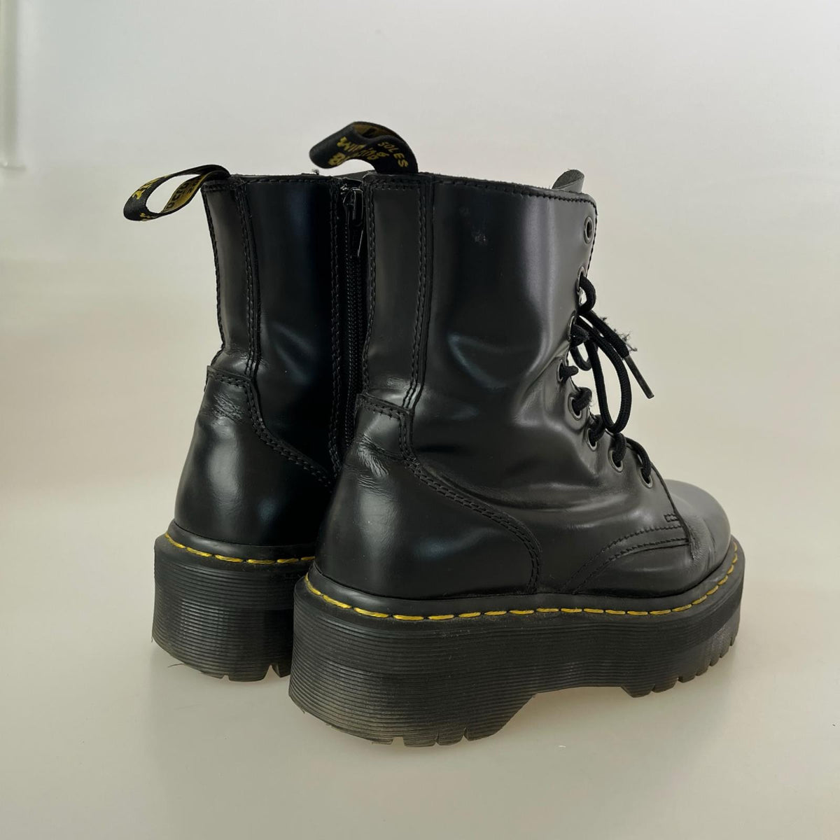 ブーツ Dr.Martens JADON ﾎﾞﾘｭｰﾑ 8ﾎｰﾙﾌﾞｰﾂ ブラック