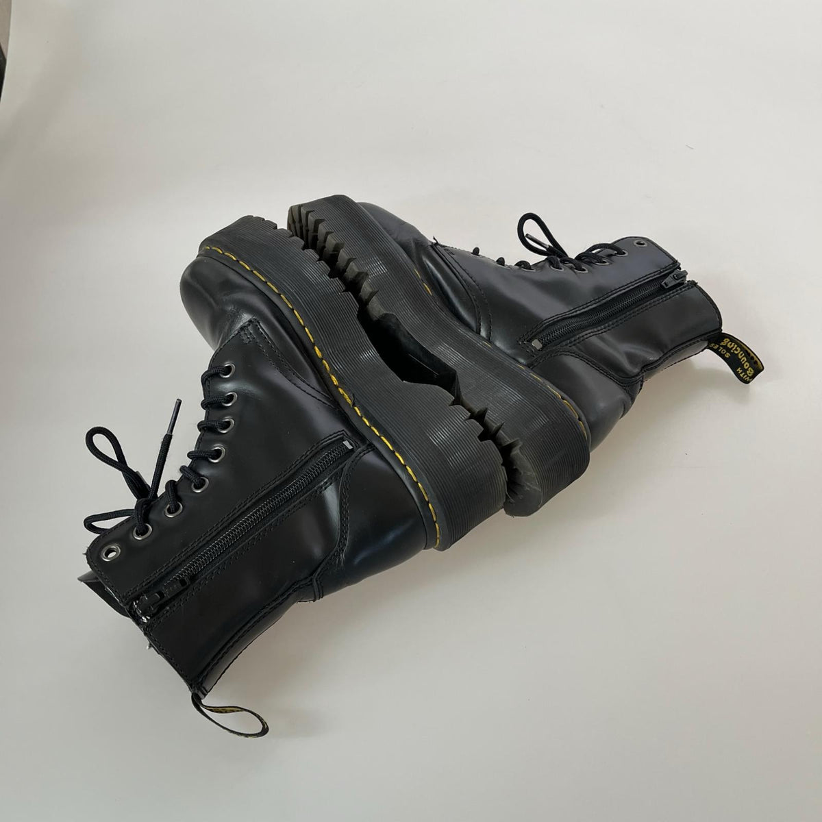 ブーツ Dr.Martens JADON ﾎﾞﾘｭｰﾑ 8ﾎｰﾙﾌﾞｰﾂ ブラック