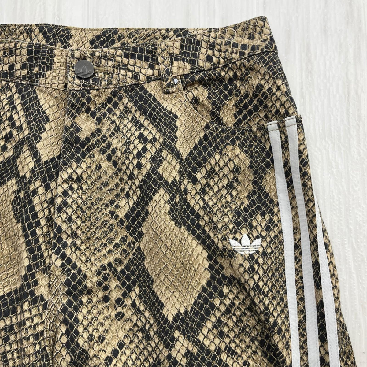 ショートパンツ ｽﾈｰｸﾌﾟﾘﾝﾄ ﾃﾞﾆﾑ ﾊﾞﾐｭｰﾀﾞｼｮｰﾂ 31