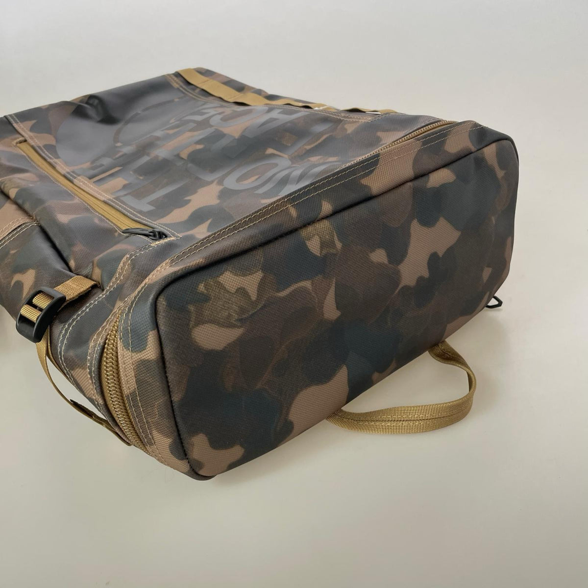 リュック・デイパック ﾋｭｰｽﾞﾎﾞｯｸｽ ｶﾓﾌﾗ柄 マルチカラー