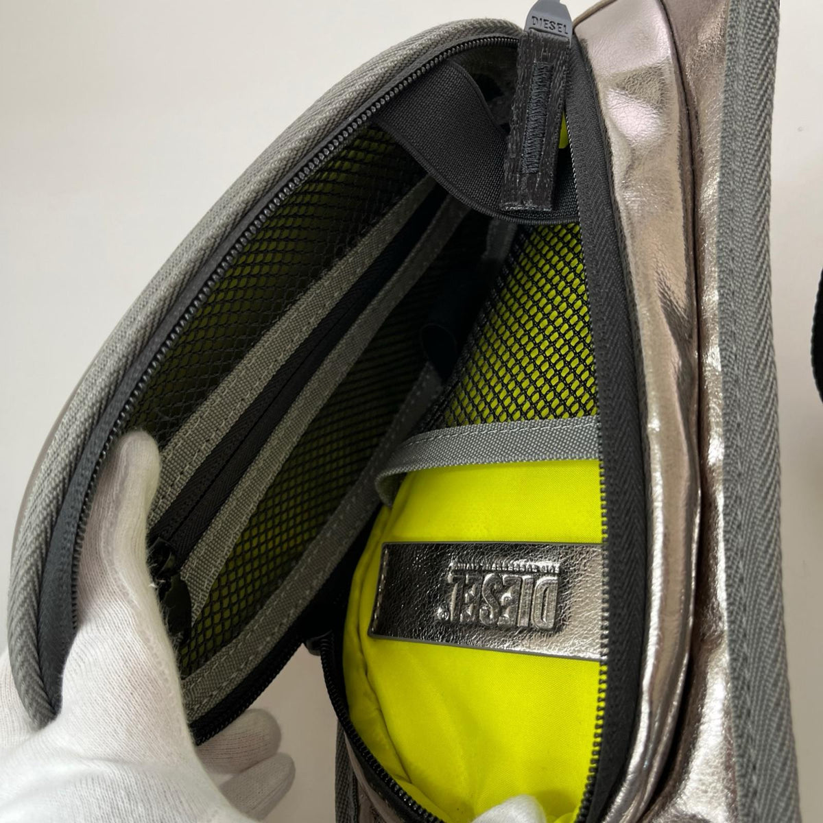ショルダーバッグ DIESEL 1 DR POD ﾎﾞﾃﾞｨﾊﾞｯｸﾞ シルバー