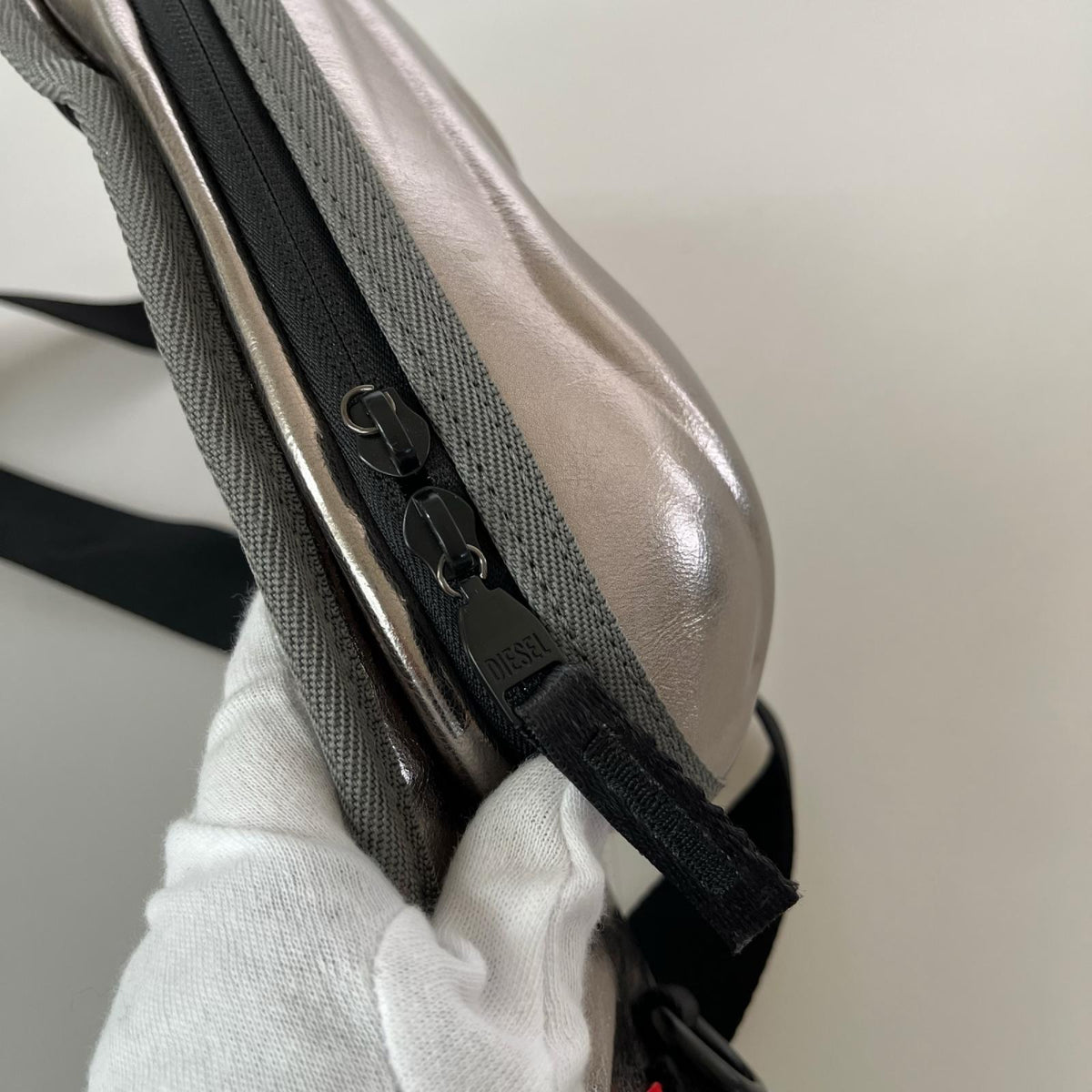 ショルダーバッグ DIESEL 1 DR POD ﾎﾞﾃﾞｨﾊﾞｯｸﾞ シルバー