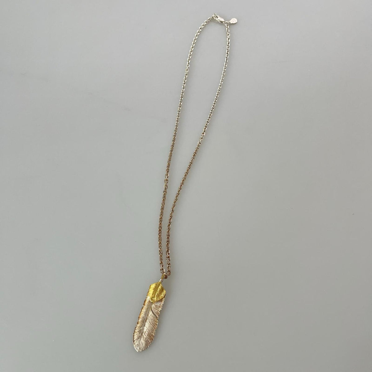 ネックレス SAAD BRONZE HEART FEATHER ﾌｪｻﾞｰﾈｯｸﾚｽ ゴールド