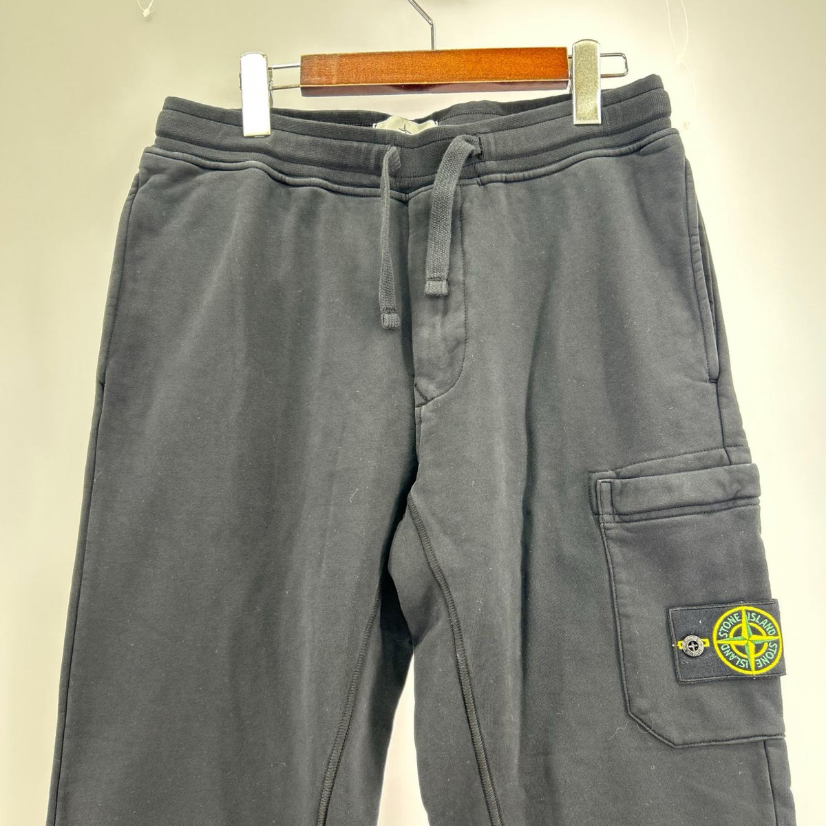 パンツ STONE ISLAND ｶﾞｰﾒﾝﾄﾀﾞｲ ｽｳｪｯﾄｼﾞｮｶﾞｰﾊﾟﾝﾂ M 黒 M ブラック