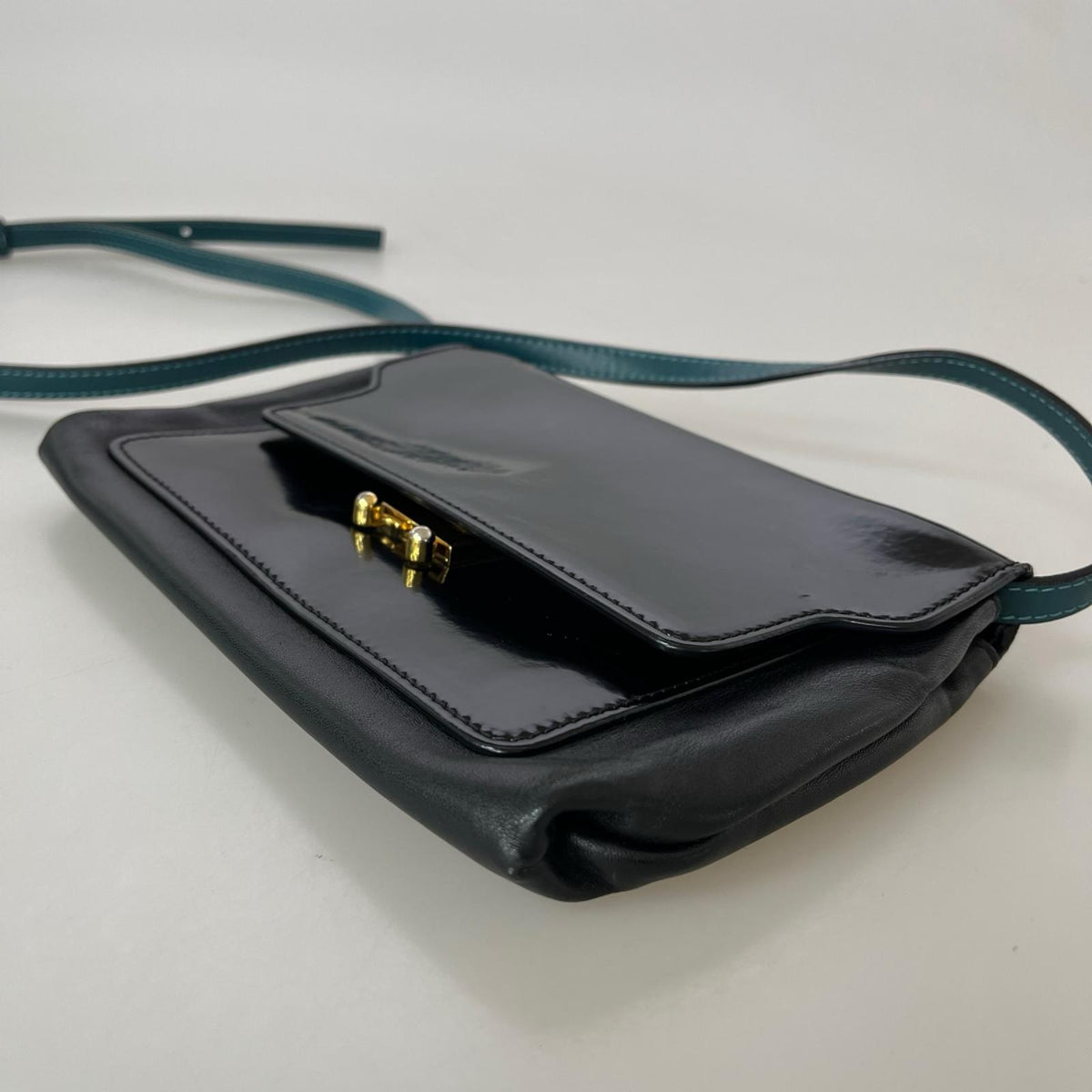 ショルダーバッグ TRUNK ﾚｻﾞｰｼｮﾙﾀﾞｰﾊﾞｯｸﾞ ブラック