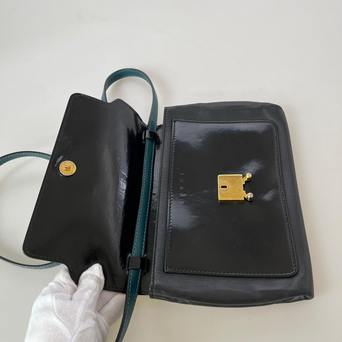 ショルダーバッグ TRUNK ﾚｻﾞｰｼｮﾙﾀﾞｰﾊﾞｯｸﾞ ブラック