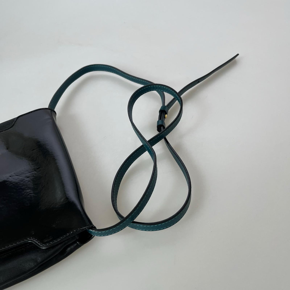 ショルダーバッグ TRUNK ﾚｻﾞｰｼｮﾙﾀﾞｰﾊﾞｯｸﾞ ブラック