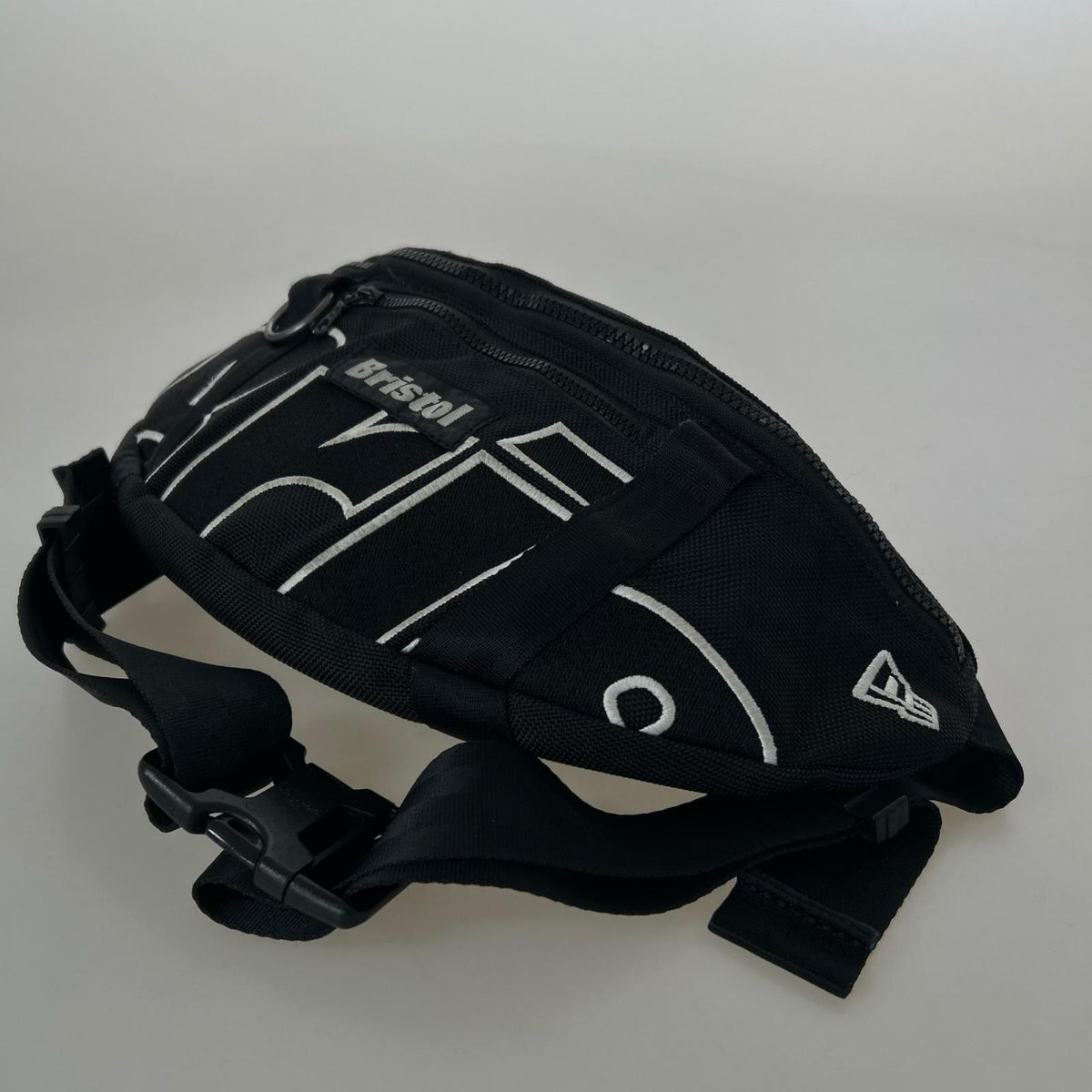 ボディバッグ × NEW ERA ｳｪｽﾄﾊﾞｯｸﾞ BLK ブラック