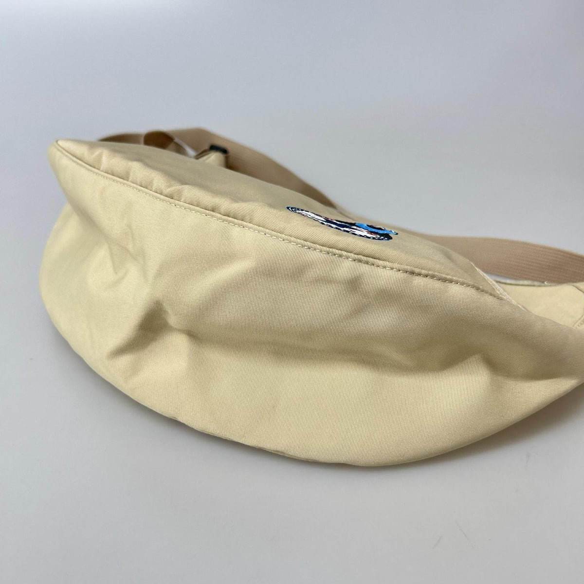 ショルダーバッグ CONVERSE×SUNSUN ｽﾝｽﾝ CRESCENT SLINGBAG ﾍﾞｰｼﾞｭ ベージュ
