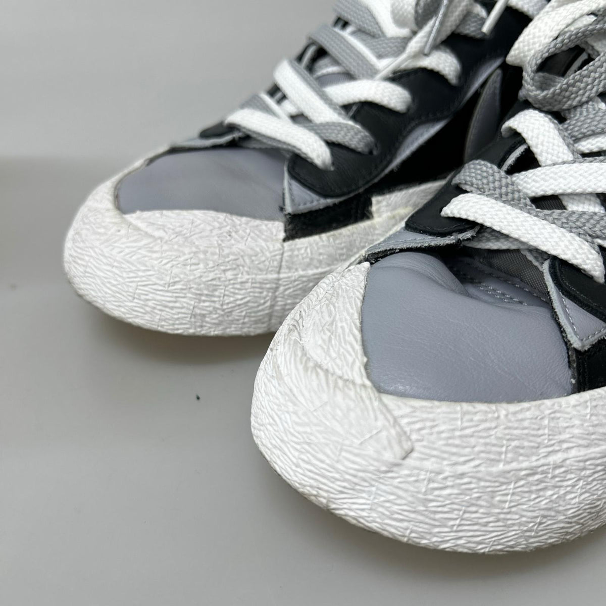 スニーカー ×sacai BLAZER MID "BLACK/WOLF GREY/WHITE 28.5cm (US10 1/2 UK10 EU47)
