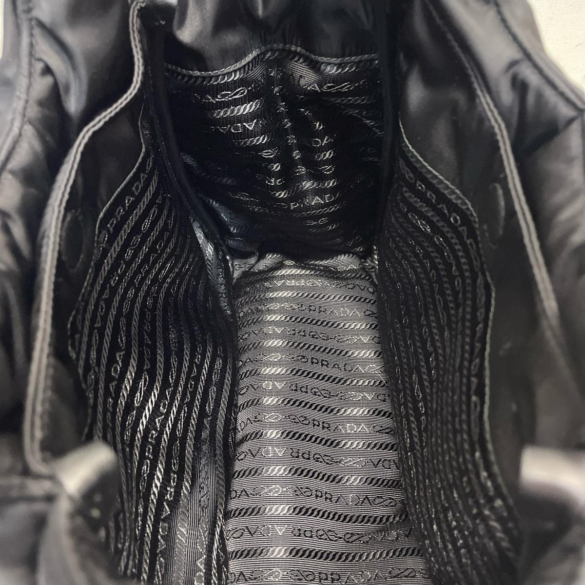 PRADA Re-Nylon スモール パデッド　ハンドバッグ