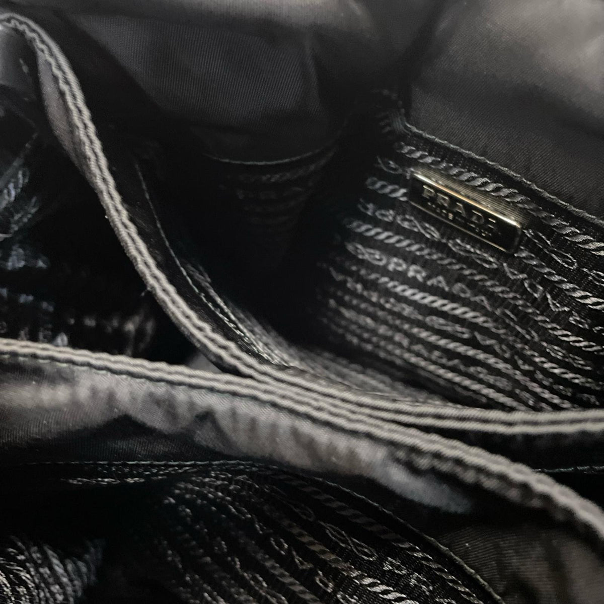 PRADA Re-Nylon スモール パデッド　ハンドバッグ