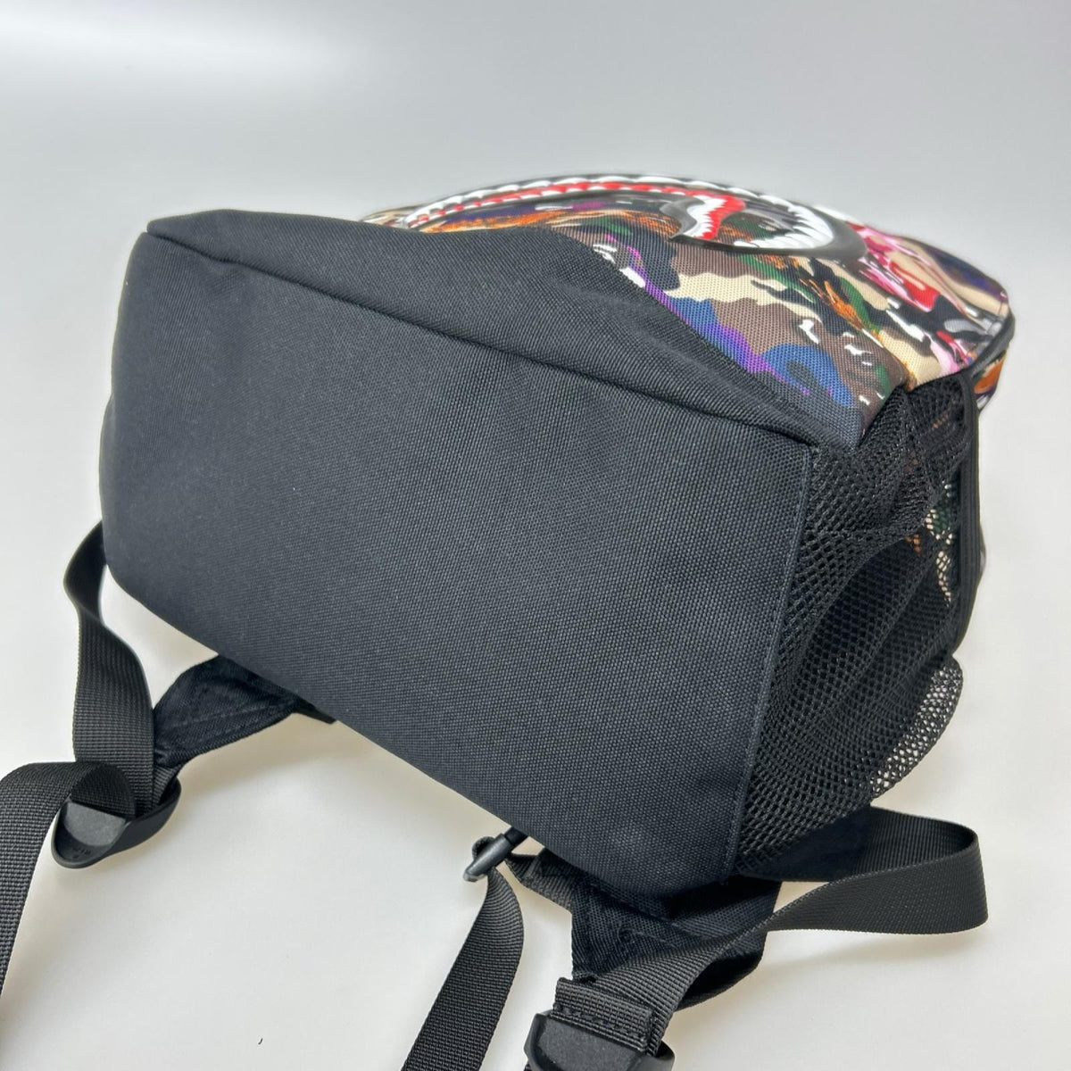 リュック・デイパック HYBRID CAMO SHARK PATCH DAYPACK ブラック