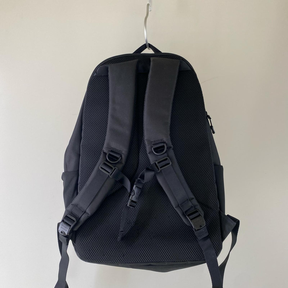 リュック・デイパック BEAMS DESIGN ﾛｺﾞ刺繍 ﾊﾞｯｸﾊﾟｯｸ 35L ﾌﾞﾗｯｸ フリー ブラック