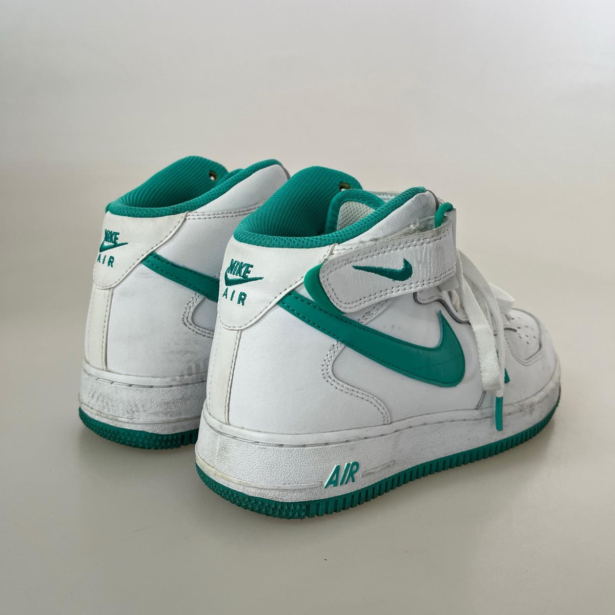 スニーカー AIR FORCE 1 MID 07 白 ﾐﾝﾄｸﾞﾘｰﾝ (26.0) 26cm (US8 UK7 1/2 EU42)