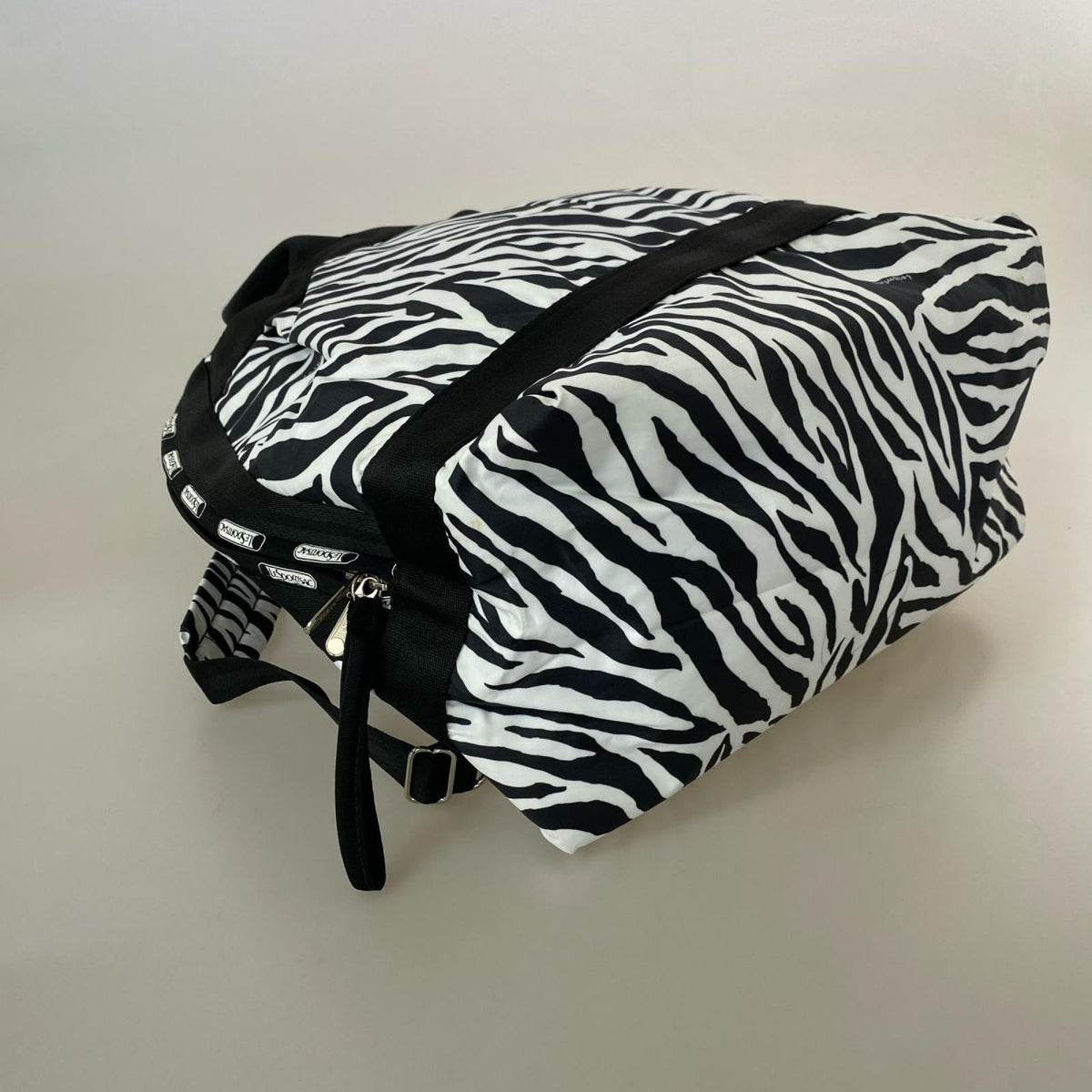 リュック・デイパック LeSportsac 2WAYﾊﾞｯｸﾞ ｾﾞﾌﾞﾗ柄 ホワイト