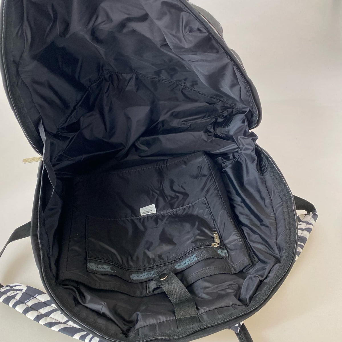 リュック・デイパック LeSportsac 2WAYﾊﾞｯｸﾞ ｾﾞﾌﾞﾗ柄 ホワイト