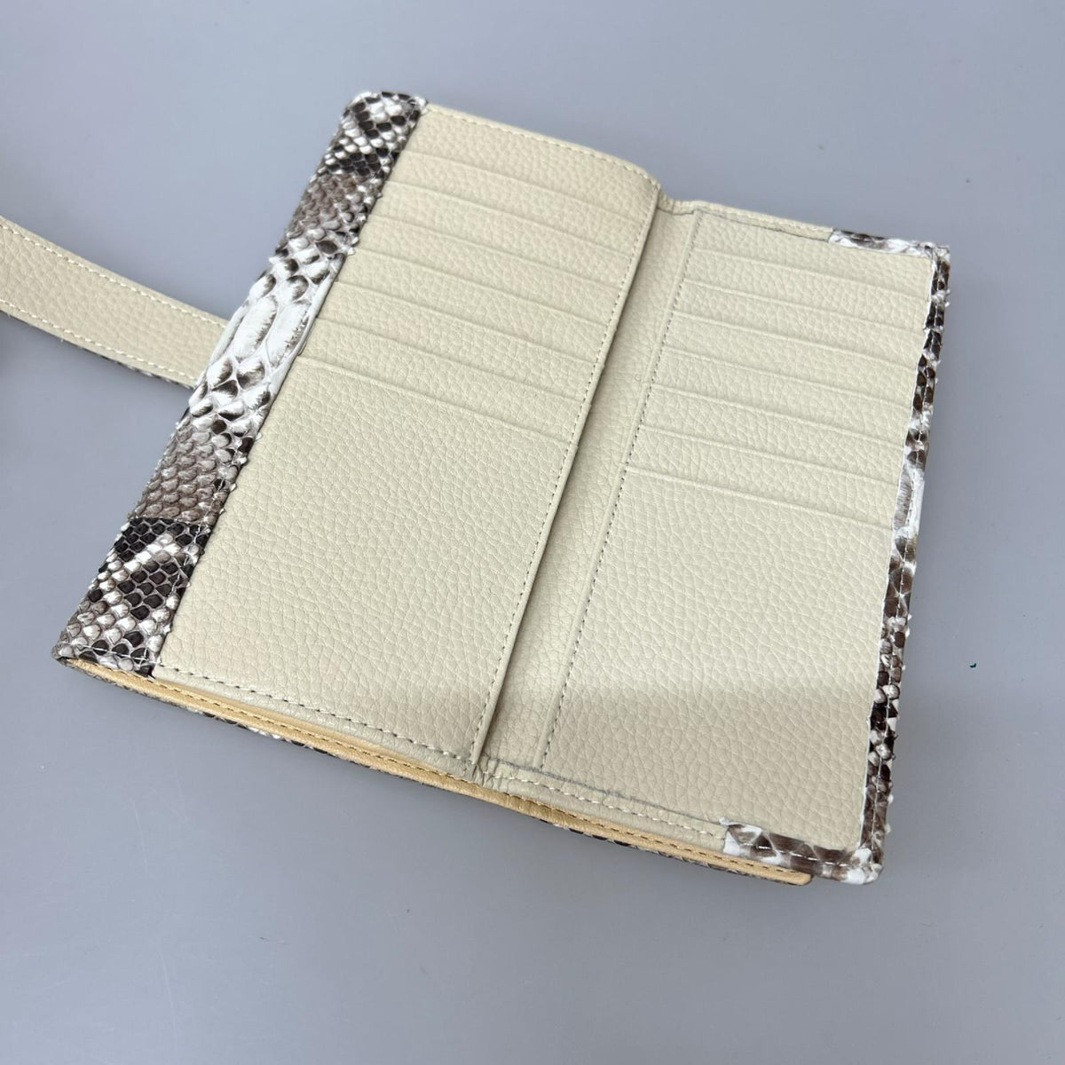 長財布 ﾀﾞｲﾔﾓﾝﾄﾞ ﾊﾟｲｿﾝ Wｶﾌﾞｾ財布 ベージュ