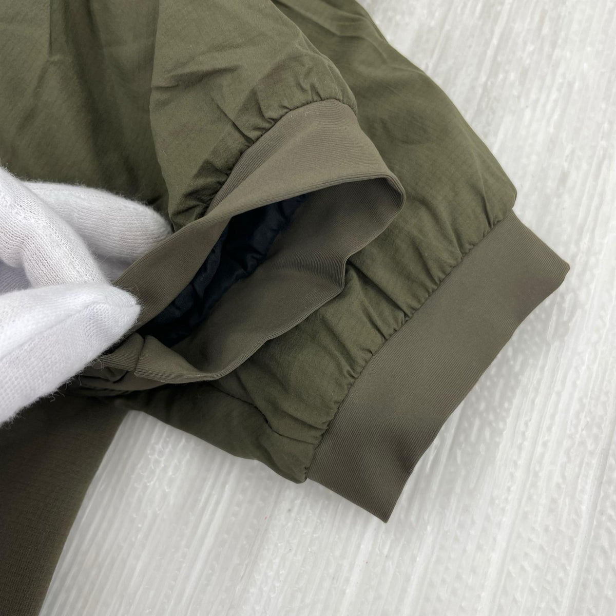 ジャケット ATOM LT HOODY ｶｰｷ M