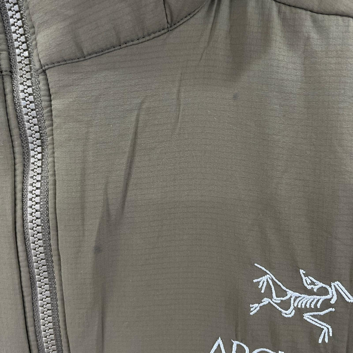 ジャケット ATOM LT HOODY ｶｰｷ M