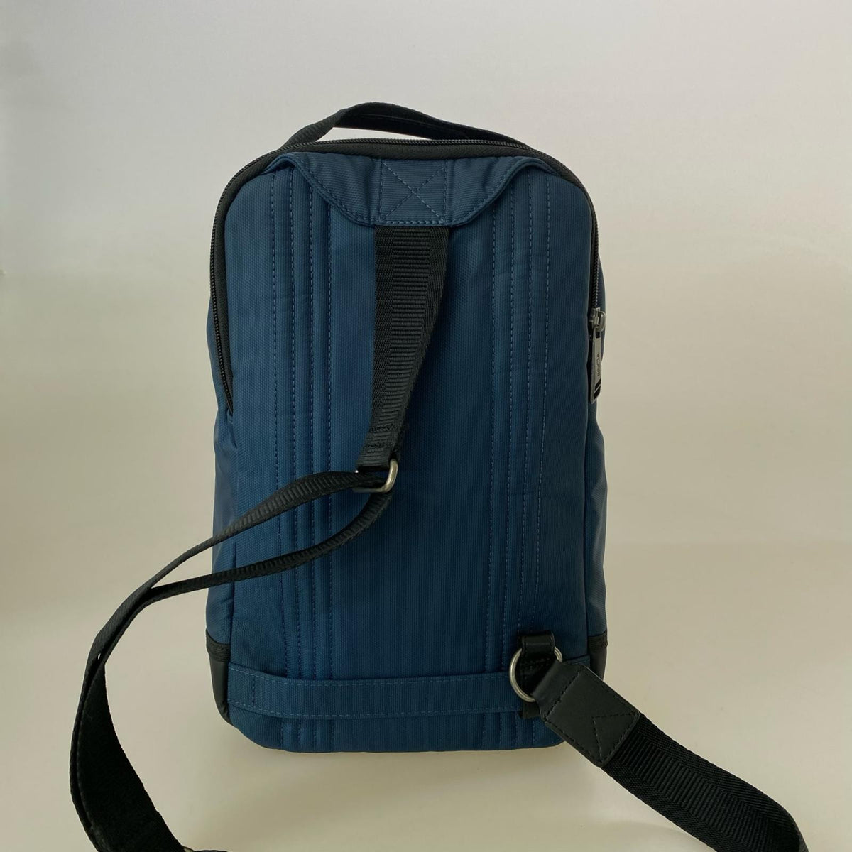 ショルダーバッグ TUMI BAYSHORE SLING BAG  ﾊﾞﾘｽﾃｨｯｸﾅｲﾛﾝ ﾈｲﾋﾞｰ