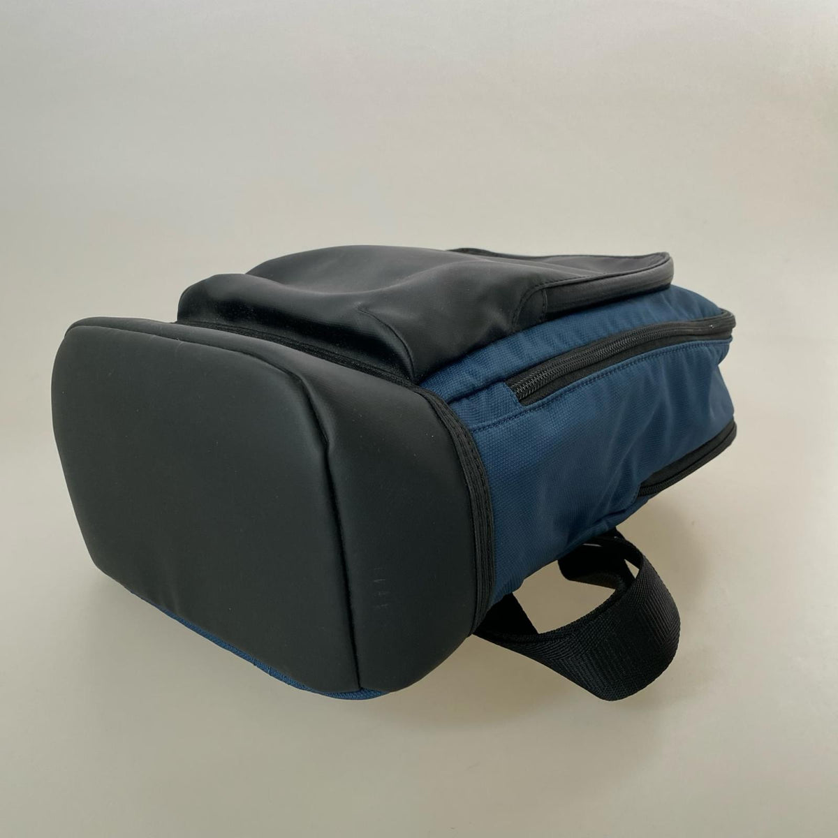 ショルダーバッグ TUMI BAYSHORE SLING BAG  ﾊﾞﾘｽﾃｨｯｸﾅｲﾛﾝ ﾈｲﾋﾞｰ