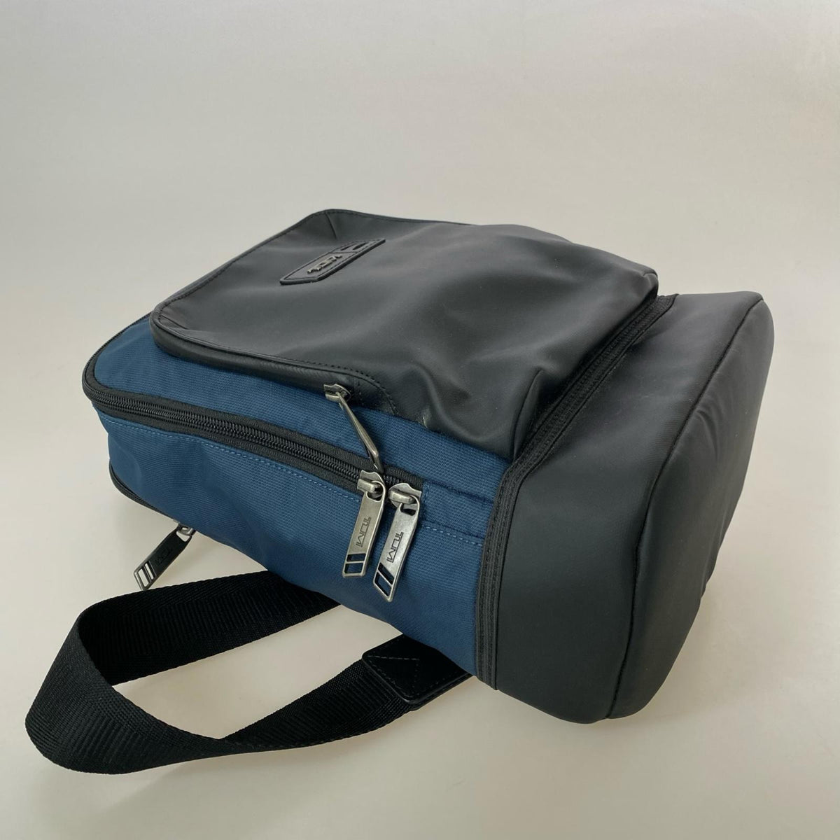 ショルダーバッグ TUMI BAYSHORE SLING BAG  ﾊﾞﾘｽﾃｨｯｸﾅｲﾛﾝ ﾈｲﾋﾞｰ