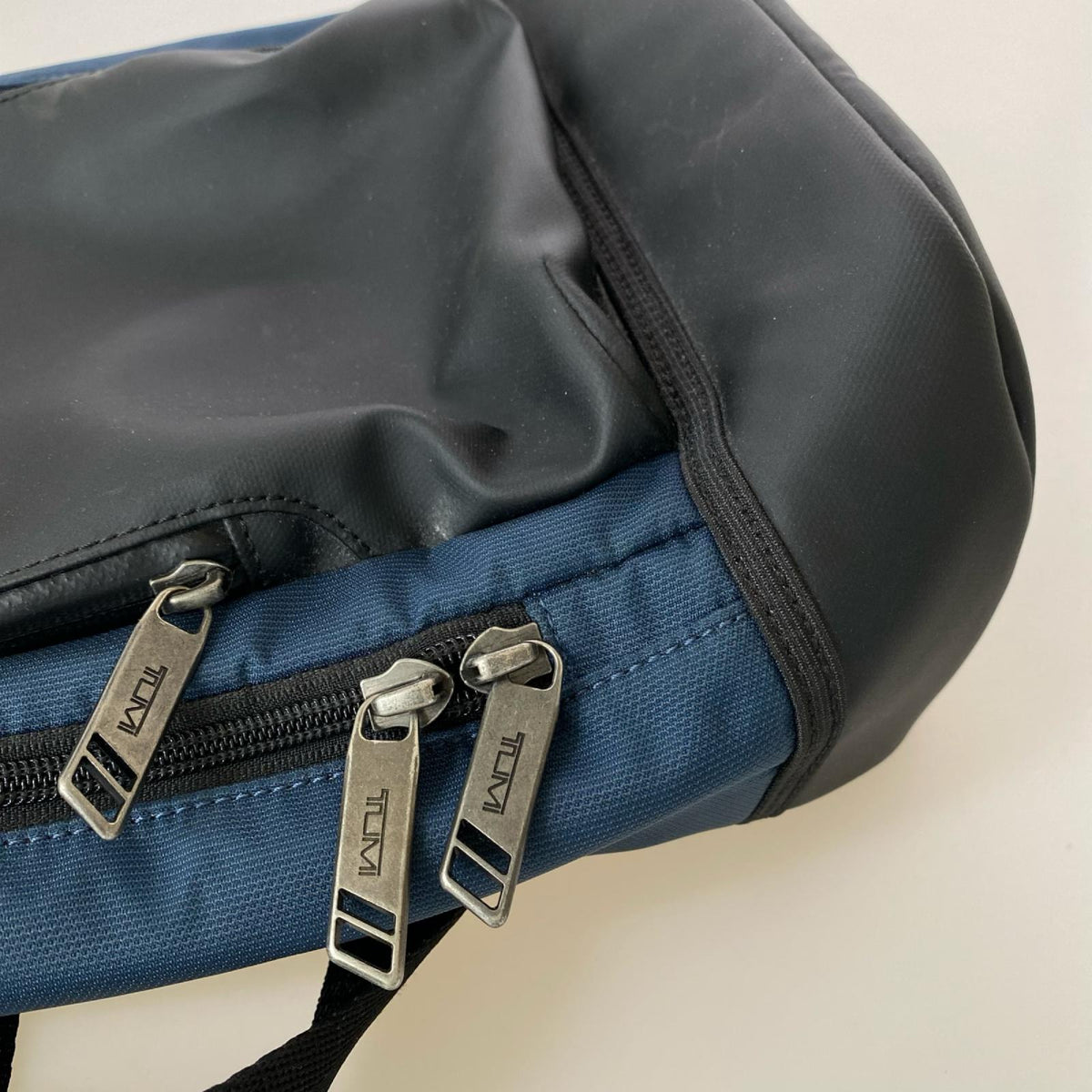 ショルダーバッグ TUMI BAYSHORE SLING BAG  ﾊﾞﾘｽﾃｨｯｸﾅｲﾛﾝ ﾈｲﾋﾞｰ