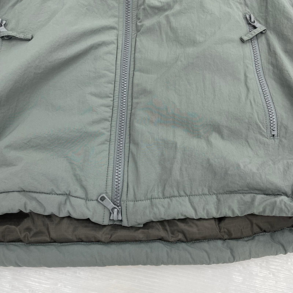 ダウンベスト WILDTHINGS BEAMS別注 MILITARY DOWN VEST WT24408SN-BBM ｾｰｼﾞｸﾞﾘｰﾝ (M) M カーキ