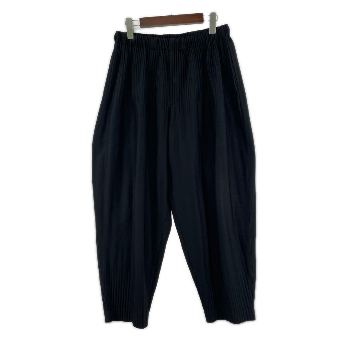 パンツ HOMME PLISSE ISSEY MIYAKE BASICS 消しﾌﾟﾘｰﾂｻﾙｴﾙｲｰｼﾞｰﾊﾟﾝﾂ HP55JF051 黒 (1) 1 ブラック