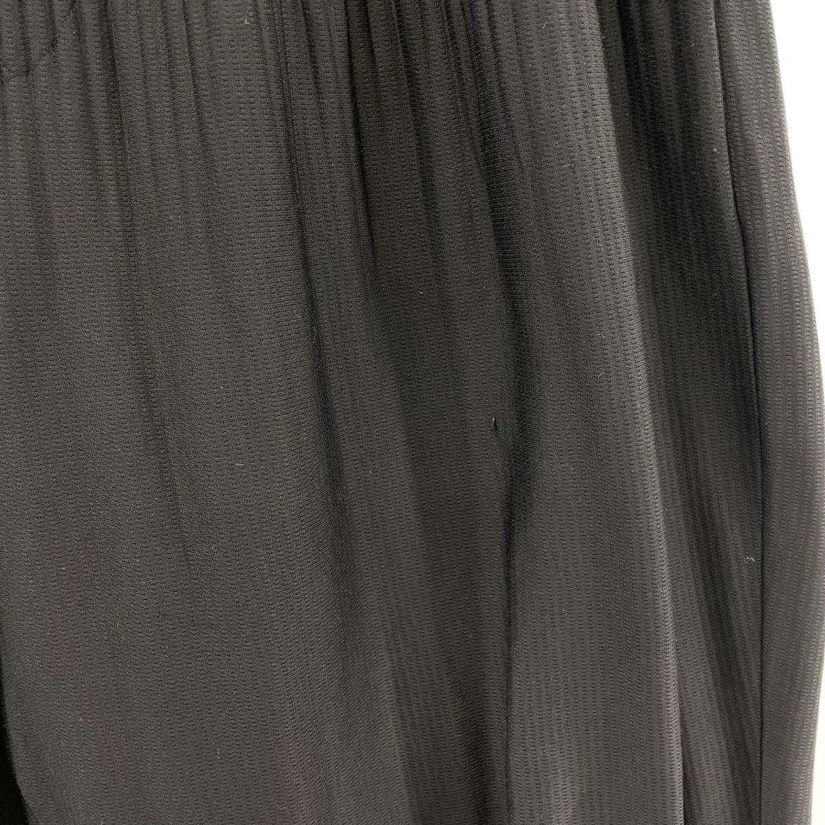 パンツ HOMME PLISSE ISSEY MIYAKE BASICS 消しﾌﾟﾘｰﾂｻﾙｴﾙｲｰｼﾞｰﾊﾟﾝﾂ HP55JF051 黒 (1) 1 ブラック