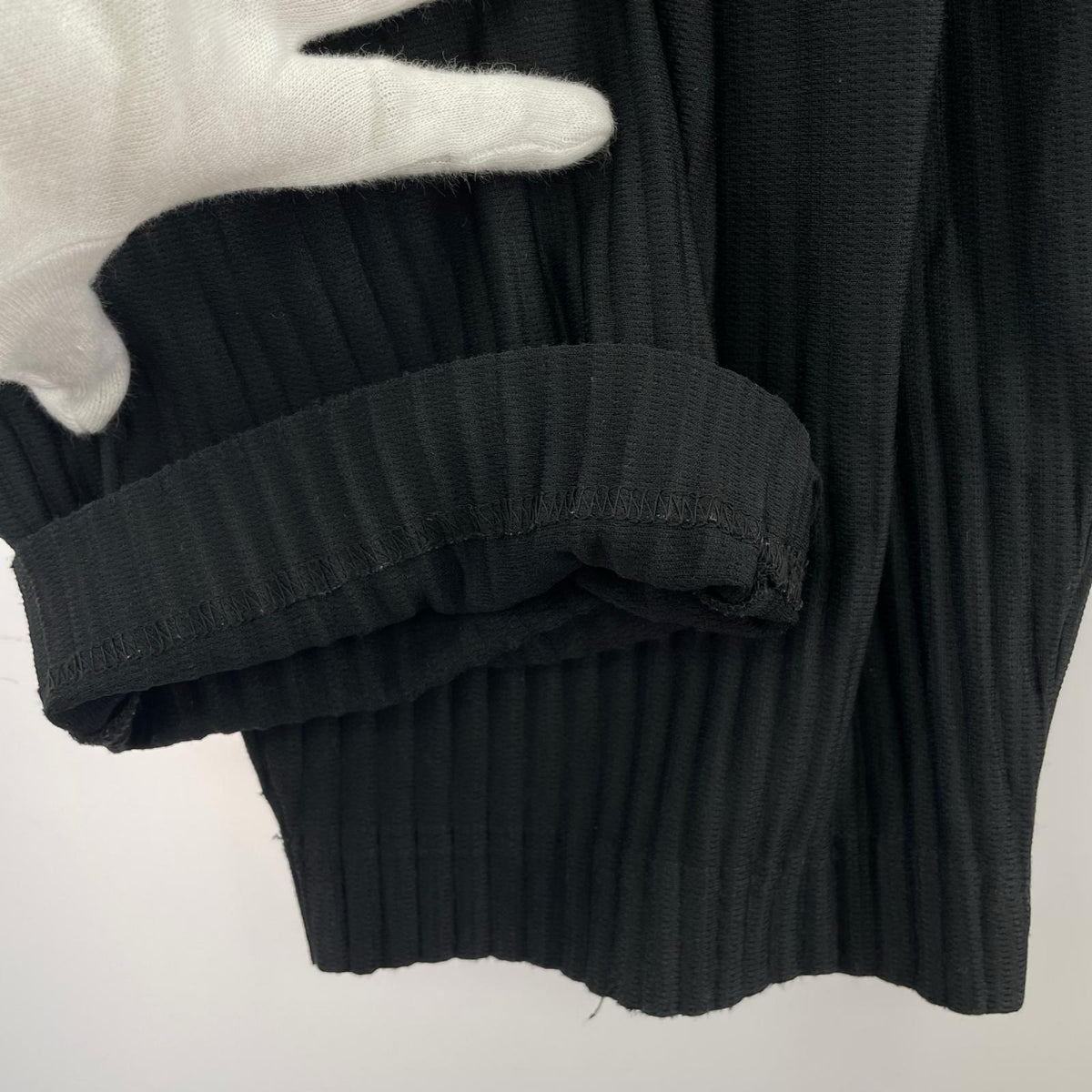 パンツ HOMME PLISSE ISSEY MIYAKE BASICS 消しﾌﾟﾘｰﾂｻﾙｴﾙｲｰｼﾞｰﾊﾟﾝﾂ HP55JF051 黒 (1) 1 ブラック