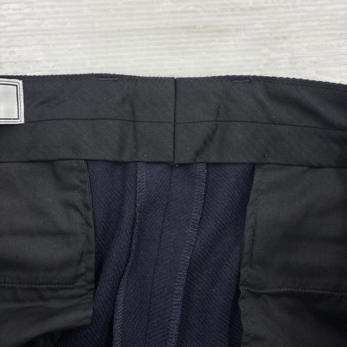 パンツ LAINE WOOL Carrot fit trousers (44) 44 ネイビー