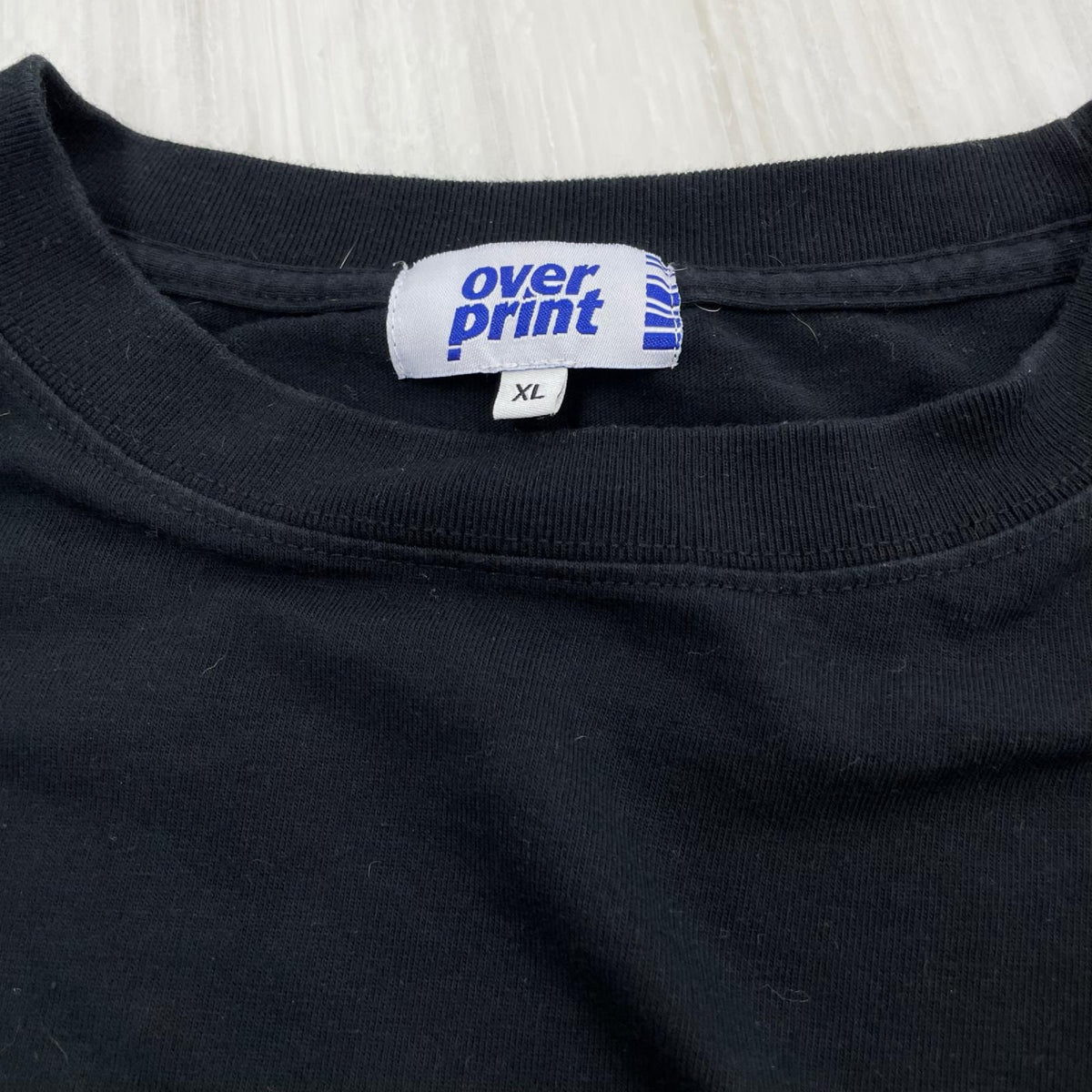 半袖Ｔシャツ OVERPRINT 背面ﾁｬｯｷｰﾌﾟﾘﾝﾄ BLK XL ブラック
