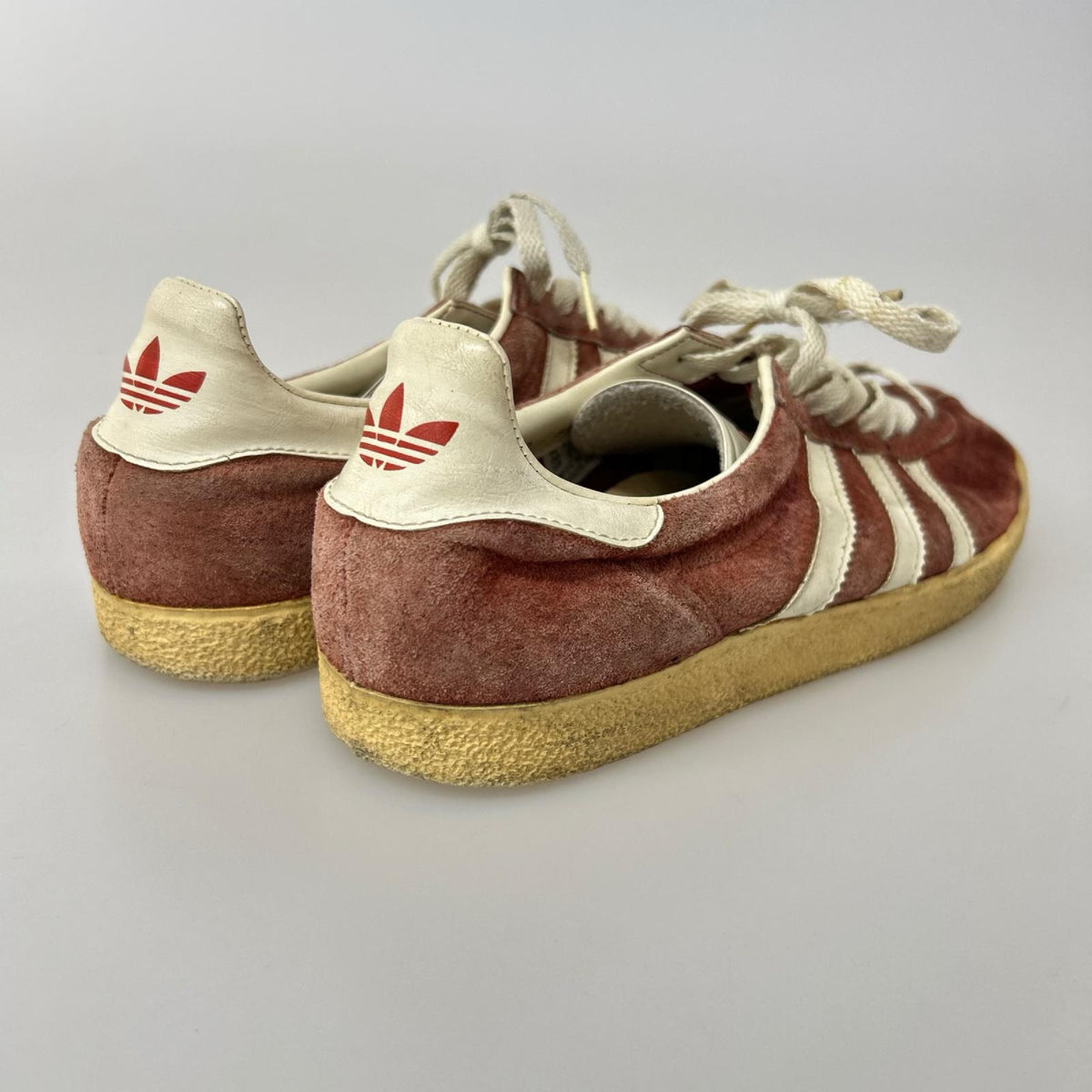 スニーカー Gazelle ﾕｰｺﾞｽﾗﾋﾞｱ製 ｽｳｪｰﾄﾞ 赤 (8 2/1) レッド