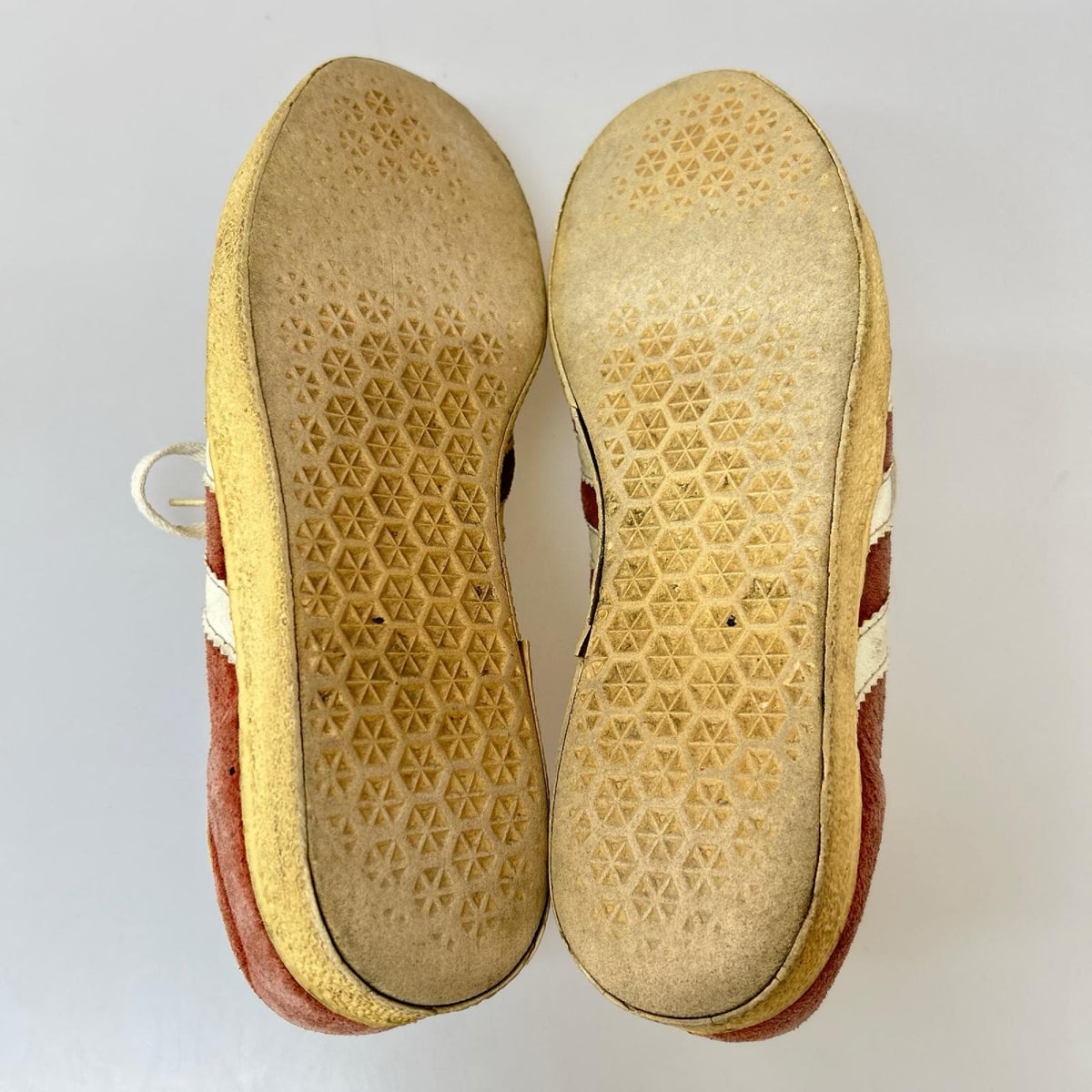 スニーカー Gazelle ﾕｰｺﾞｽﾗﾋﾞｱ製 ｽｳｪｰﾄﾞ 赤 (8 2/1) レッド