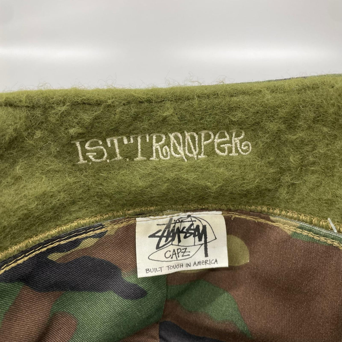 キャップ OLD STUSSY ｶﾓ柄ｲﾔｰﾏﾌｷｬｯﾌﾟ