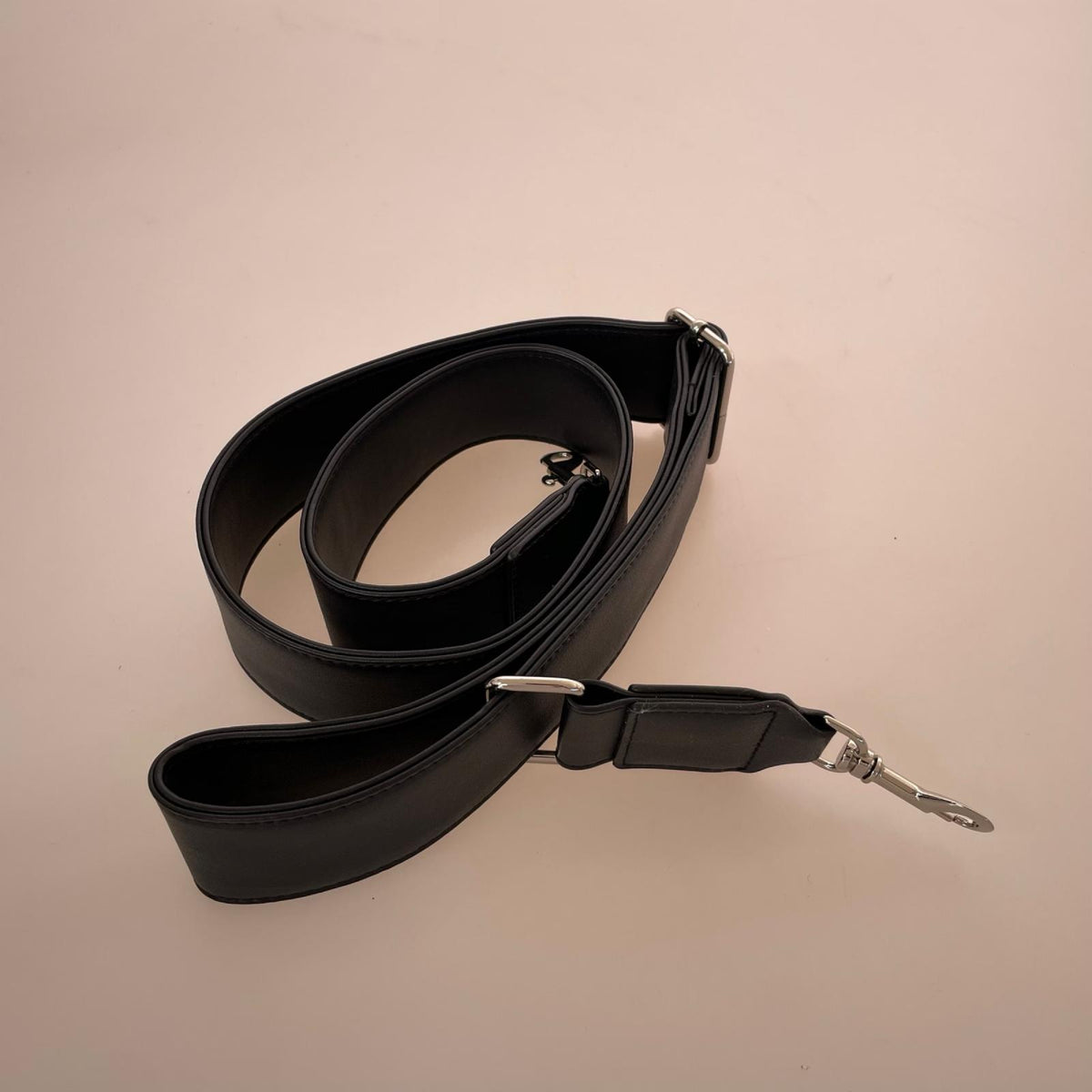 ハンドバッグ Darich 2way ﾚｻﾞｰ 黒 ブラック