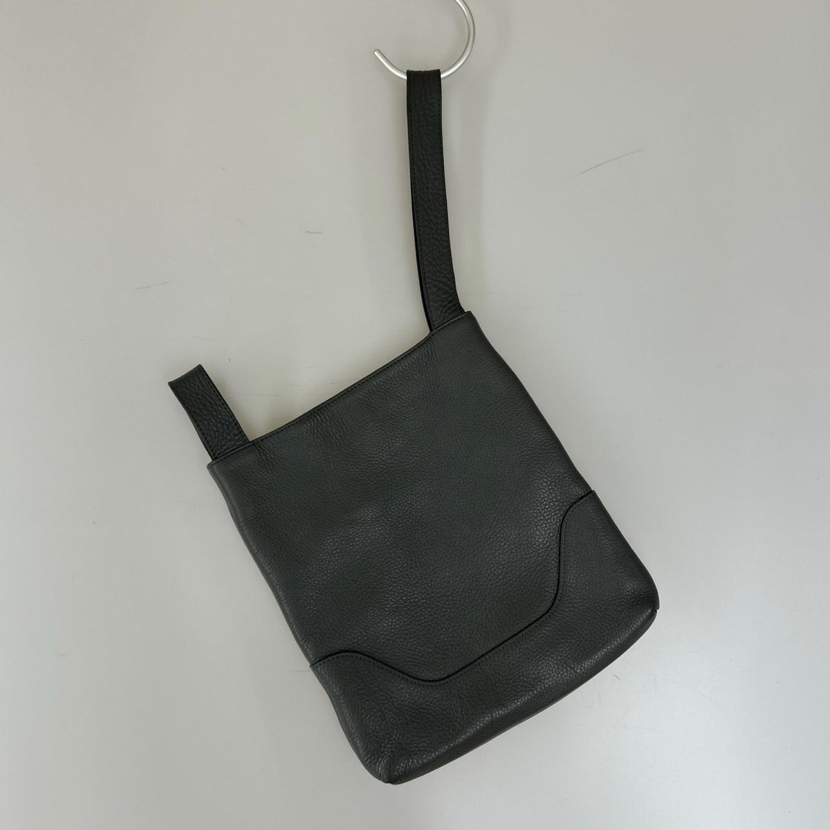 その他バッグ PELLE MORBIDA ﾜﾝﾊﾝﾄﾞﾙﾊﾞｯｸﾞ ｸﾞﾚｰ グレー