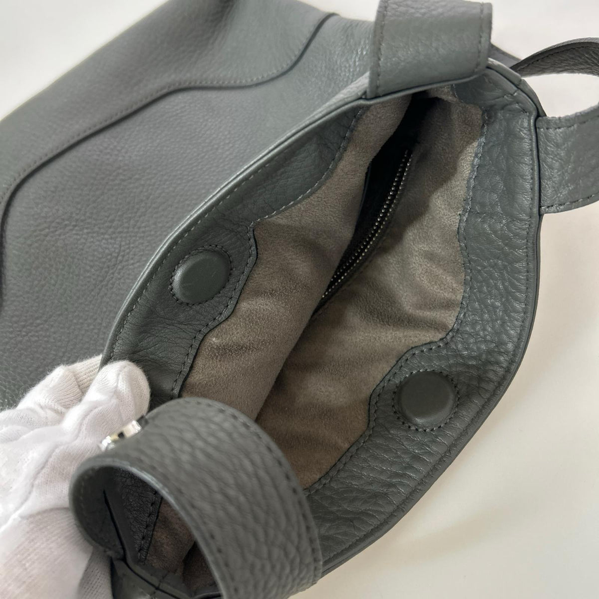その他バッグ PELLE MORBIDA ﾜﾝﾊﾝﾄﾞﾙﾊﾞｯｸﾞ ｸﾞﾚｰ グレー
