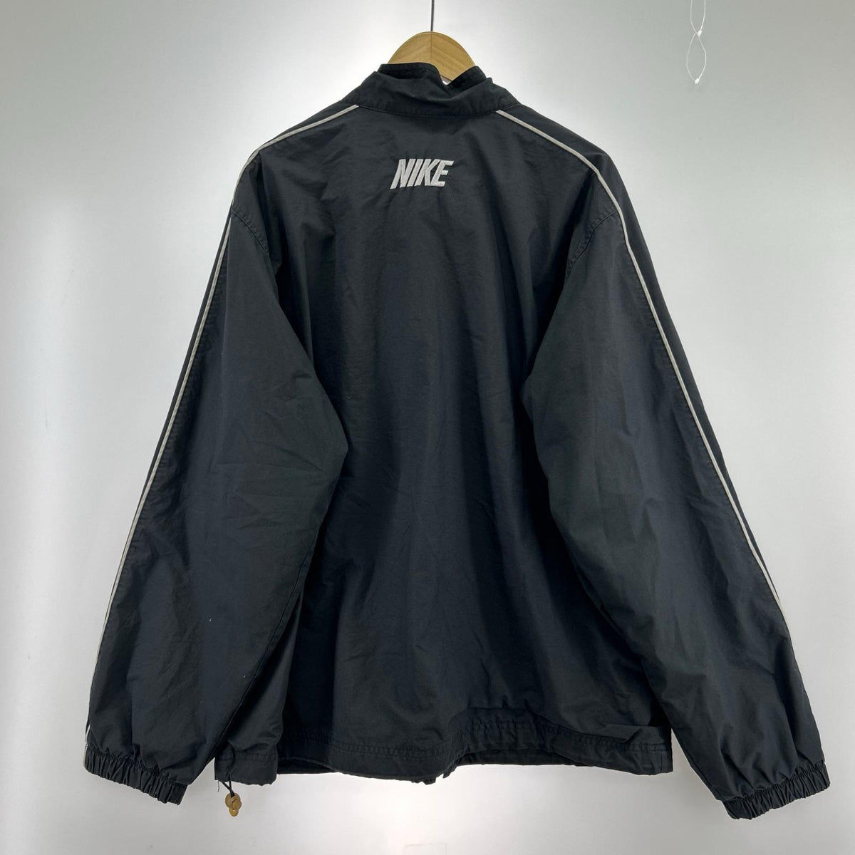 ジャケット NIKE ﾅｲﾛﾝｼﾞｬｹｯﾄ 黒 (XL) ブラック