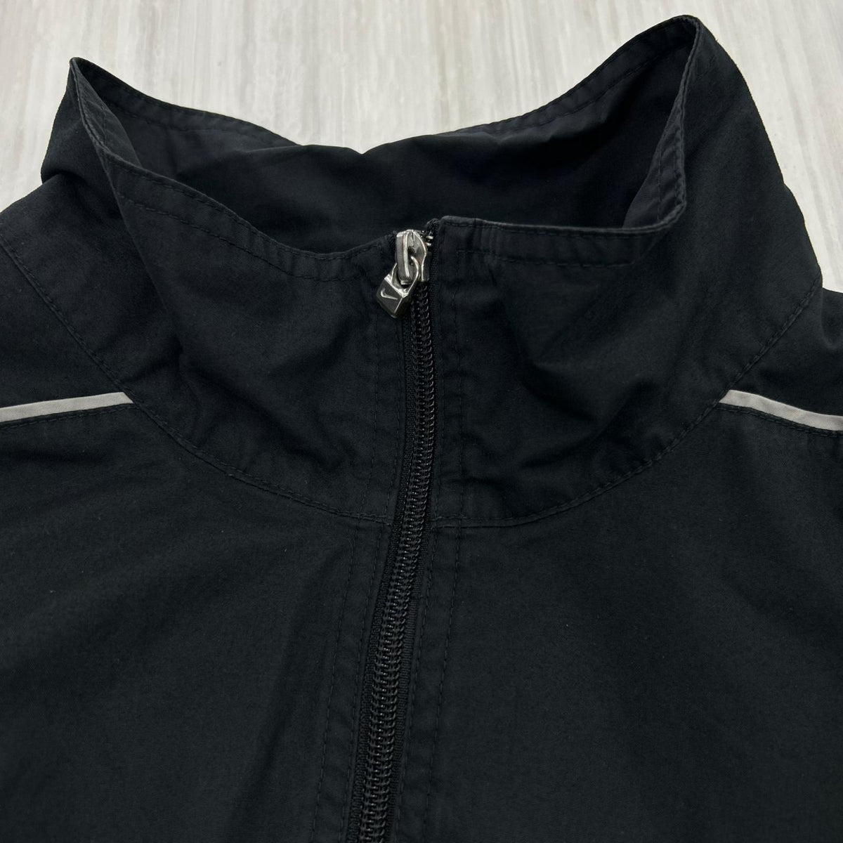 ジャケット NIKE ﾅｲﾛﾝｼﾞｬｹｯﾄ 黒 (XL) ブラック